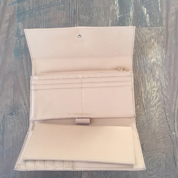 Liz Claiborne Wallet - Picture 3 of 6